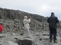 Frau Bender am Detifoss &ndash; &copy; Tina Pöhler (Eberhardt TRAVEL)