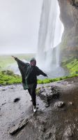 Rundreise Island - Franzi am Seljalandsfoss &ndash; &copy; Franziska Bergmann (Eberhardt TRAVEL)
