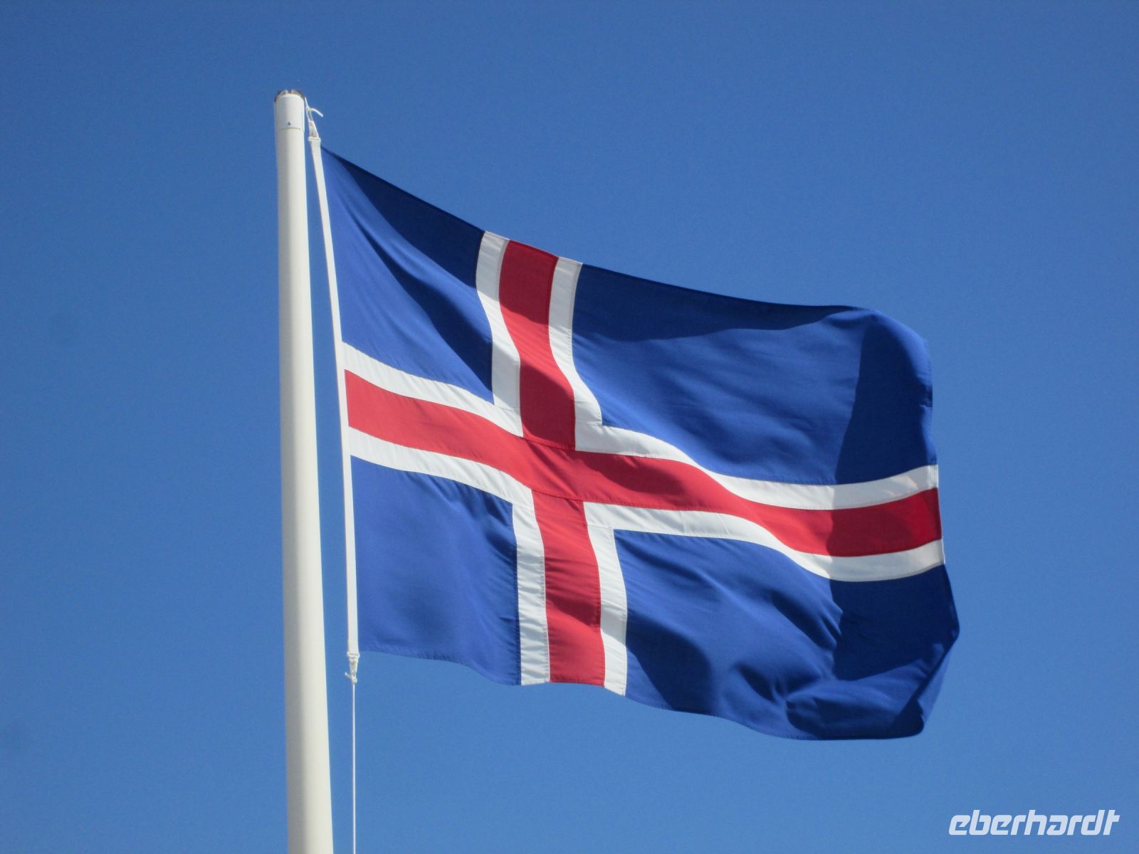 Isländische Flagge &ndash; &copy; Heike Heinen (Eberhardt TRAVEL)