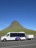 unser Tourbus vor dem Kirkjufell &ndash; &copy; Heike Heinen (Eberhardt TRAVEL)