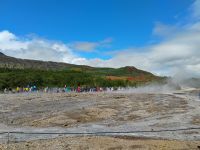 Warten auf den Geysir Strokkur  &ndash; &copy; Monika Cortese (Eberhardt TRAVEL)