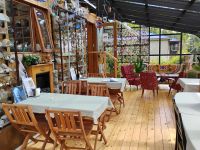 Nettes Café inmitten der Steinausstellung  &ndash; &copy; Monika Cortese (Eberhardt TRAVEL)