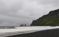 Reynisdrangar, die berühmten Felsnadeln vor der Küste von Vík &ndash; &copy; Monika Cortese (Eberhardt TRAVEL)