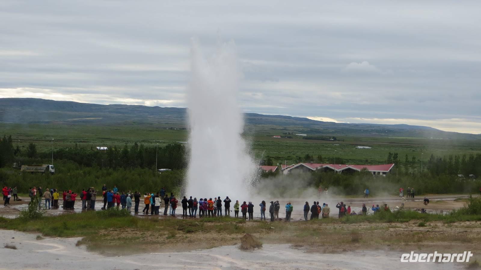 028_während der Eruption von Strokkur &ndash; &copy; Nadine Schulz (Eberhardt TRAVEL)