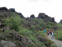 Spaziergang im Lava-Labyrinth Dimmuborgir &ndash; &copy; Ingrid Langer (Eberhardt TRAVEL)