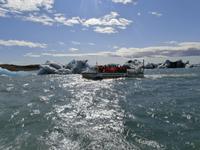 Bootsfahrt in der Gletscherlagune Jökulsarlon &ndash; &copy; Ingrid Langer (Eberhardt TRAVEL)
