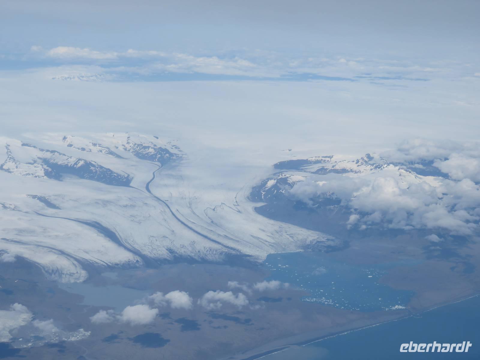 0003 Island - Anflug - Blick auf eine Gletscherlagune Jökulsarlon &ndash; &copy; Annette Weise (Eberhardt TRAVEL)