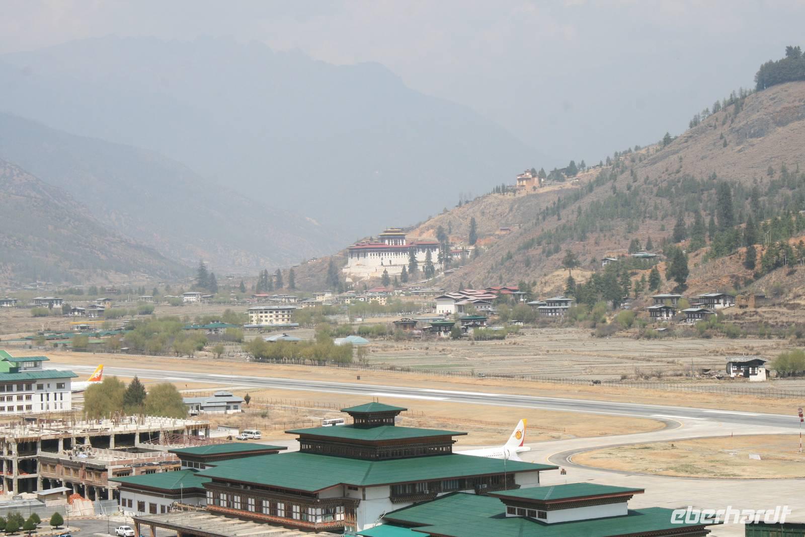 Paro Dzong und Flughafen &ndash; &copy; Vicky Kern (Eberhardt TRAVEL)