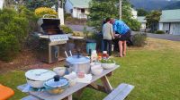 Rundreise Neuseeland - neuseeländisches BBQ mit Rayner &ndash; &copy; Franziska Bergmann (Eberhardt TRAVEL)