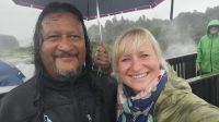 Rundreise Neuseeland - Franzi und Guide Paul in Te Puia &ndash; &copy; Franziska Bergmann (Eberhardt TRAVEL)