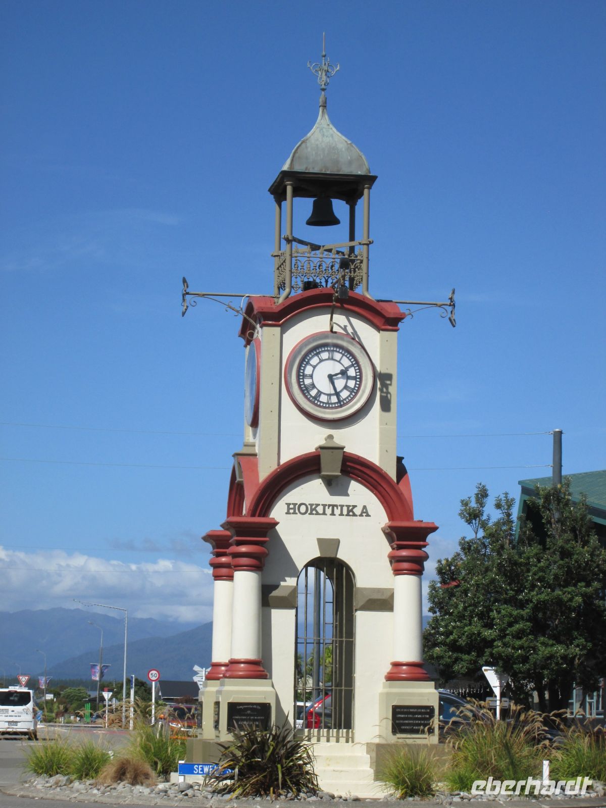 Hokitika: Uhr im Kreiseverkehr &ndash; &copy; Heike Heinen (Eberhardt TRAVEL)