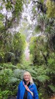 Rundreise Neuseeland // Franzi beim Besuch im Kauri-Wald bei Tane Mahuta &ndash; &copy; Franziska Bergmann (Eberhardt TRAVEL)