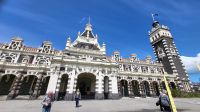 Rundreise Neuseeland // Wahrzeichen von Dunedin - der Bahnhof &ndash; &copy; Franziska Bergmann (Eberhardt TRAVEL)