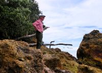 Reiseleiter Bernd sucht die heißen Quellen &ndash; &copy; Gina Egenolf (Eberhardt TRAVEL)