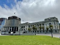 11. Reisetag – Vom Nationalpark nach Wellington – Stadtrundfahrt in Wellington – Beehive & New Zealand Parliament Buildings &ndash; &copy; Andreas Wolfsteller (Eberhardt TRAVEL)