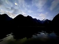 15. Reisetag – Von Dunedin zum Milford Sound – Mond über der Harrison Cove &ndash; &copy; Andreas Wolfsteller (Eberhardt TRAVEL)