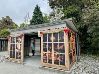 19. Reisetag – Vom Fox-Gletscher nach Greymouth – Weihnachtliche Haltestelle in Franz Josef &ndash; &copy; Andreas Wolfsteller (Eberhardt TRAVEL)