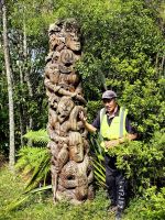 Hohepa, ein Maori, führt uns in die Maorimythen ein &ndash; &copy; Simone Willner (Eberhardt TRAVEL)