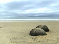 Moeraki Boulders Beach mit den rätselhaften Steinen &ndash; &copy; Simone Willner (Eberhardt TRAVEL)
