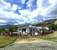 In Kingston hat ein kreativer Neuseeländer einen Zaun aus Rädern alter Wagons gebaut &ndash; &copy; Simone Willner (Eberhardt TRAVEL)