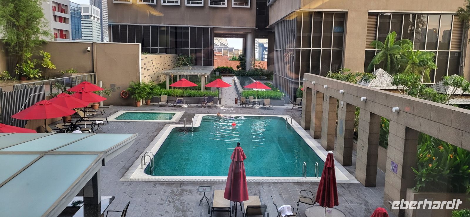 01 Pool Carlton Hotel Singapur &ndash; &copy; Susanne Schirmann (Eberhardt TRAVEL)