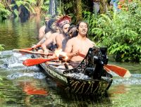 Waka mit Kriegern &ndash; &copy; Simone Willner (Eberhardt TRAVEL)