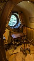 20241222_8 Bilbos Schreibtisch.jpg &ndash; &copy; Michael Rass (Eberhardt TRAVEL)