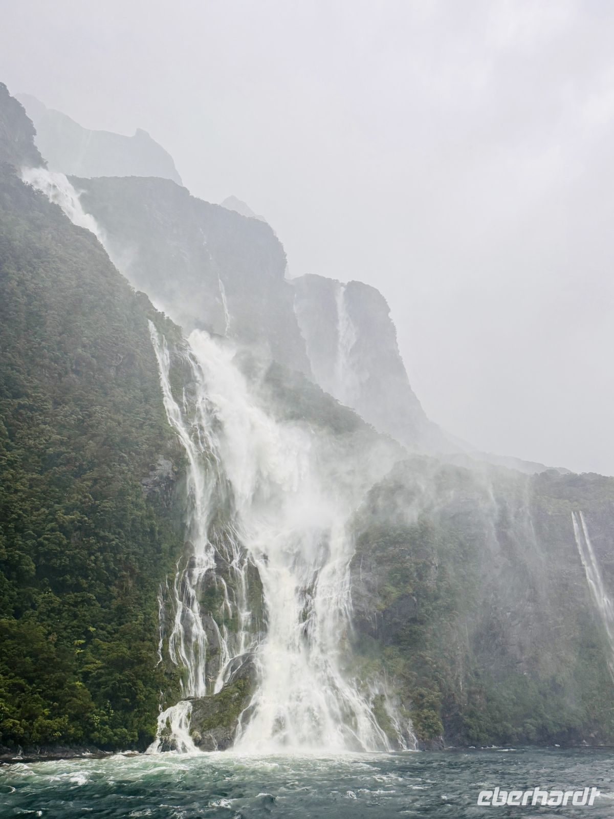 Tag 17 - Wasserfälle im Milford Sound &ndash; &copy; Christin Kuschka (Eberhardt TRAVEL)