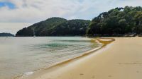 Tepuketea Bay, Abel Tasman National Park  &ndash; &copy; Monika Cortese (Eberhardt TRAVEL)