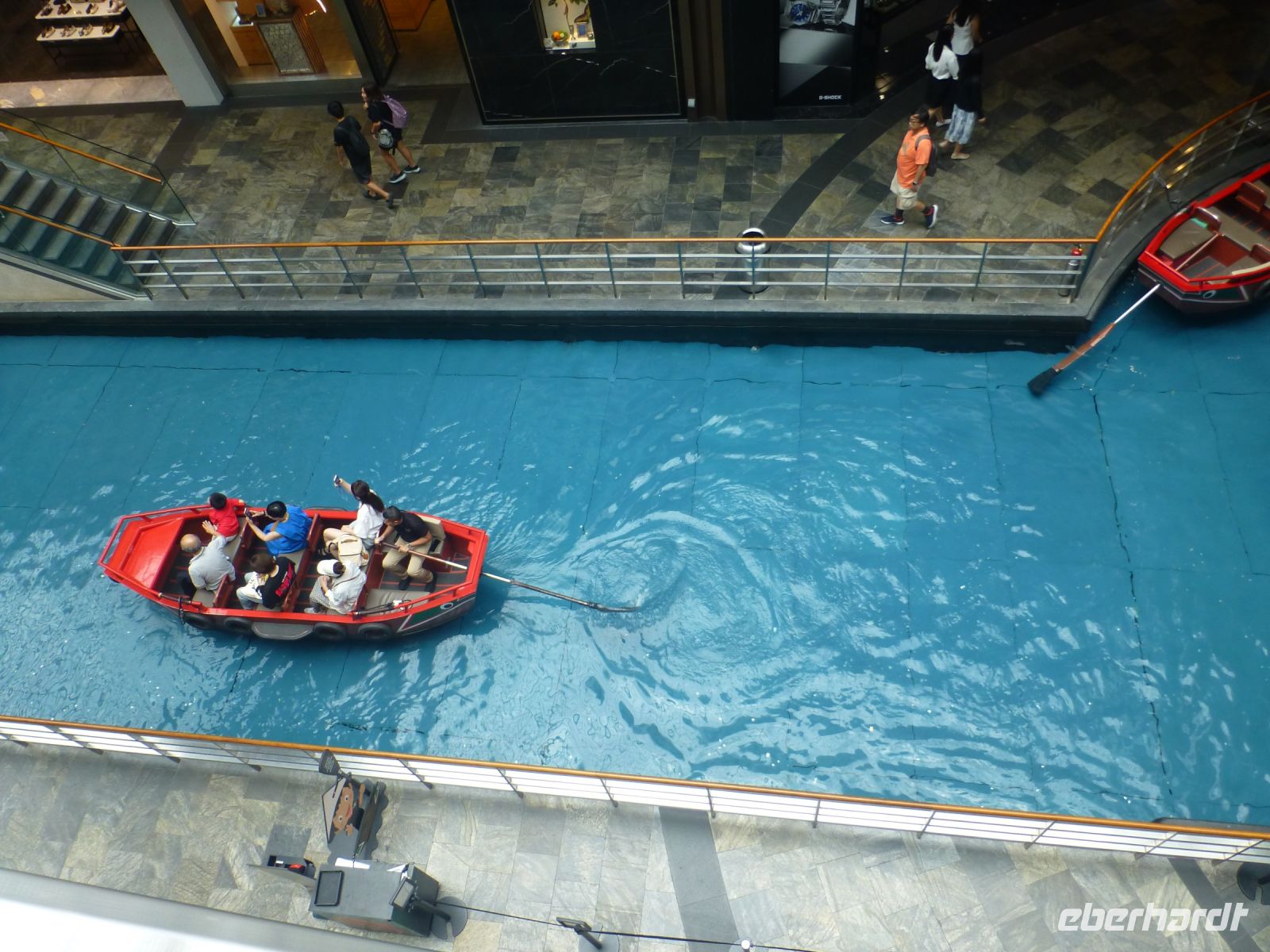 Singapur, im Shopping Center von Marina Bay Sands kann seine Einkaufstüten auch im Boot transportieren lassen. zurücklegen. &ndash; &copy; Vivian Kreft (Eberhardt TRAVEL)