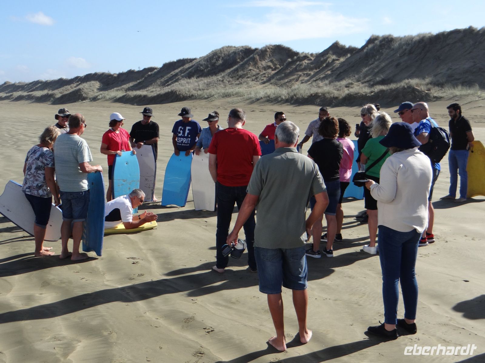 Ninety Miles Beach, Einweisung, wie man sicher über die Sanddüne rutscht &ndash; &copy; Vivian Kreft (Eberhardt TRAVEL)