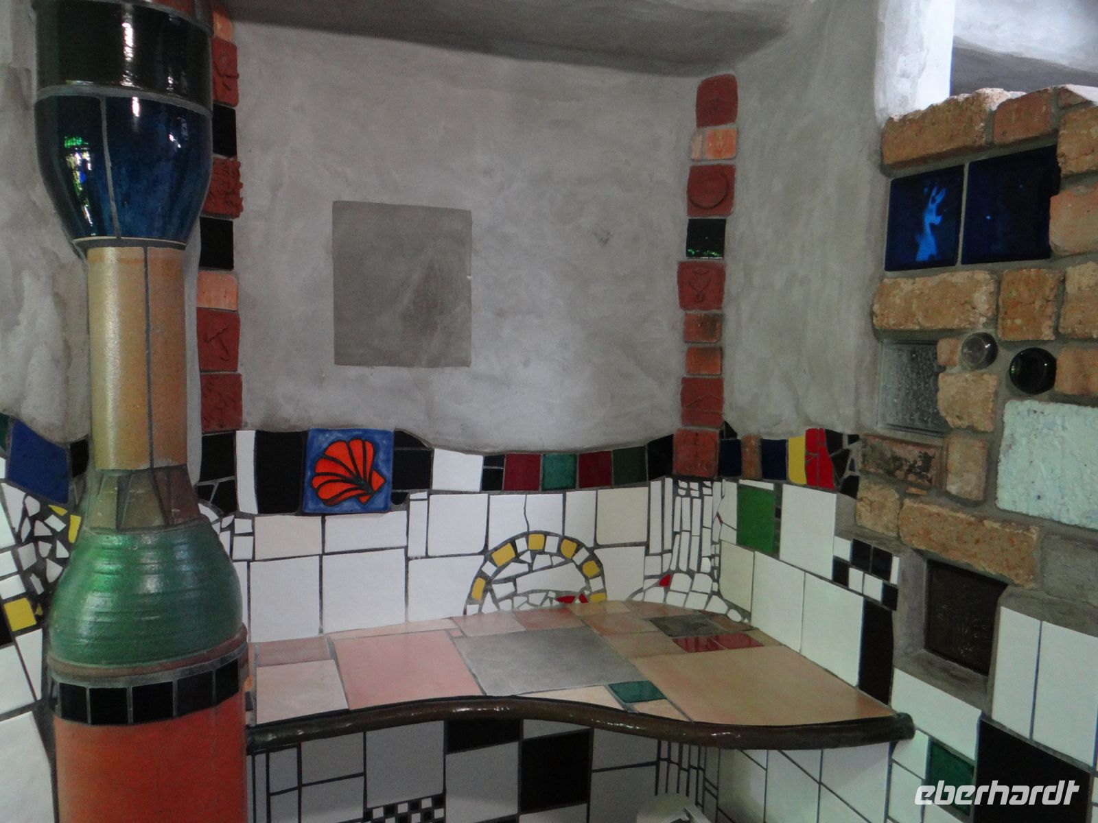 Kawakawa, die Innendekoraktion – wie man Hundertwasser kennt. &ndash; &copy; Vivian Kreft (Eberhardt TRAVEL)