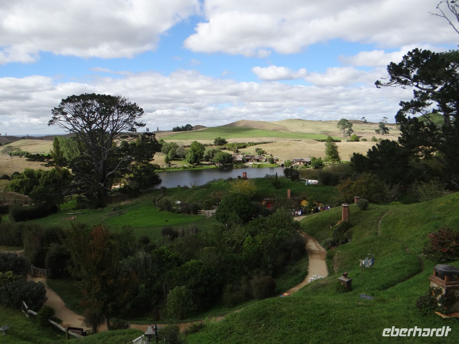 Hobbiton Movie Set, Blick von The End zum Green Dragoon &ndash; &copy; Vivian Kreft (Eberhardt TRAVEL)