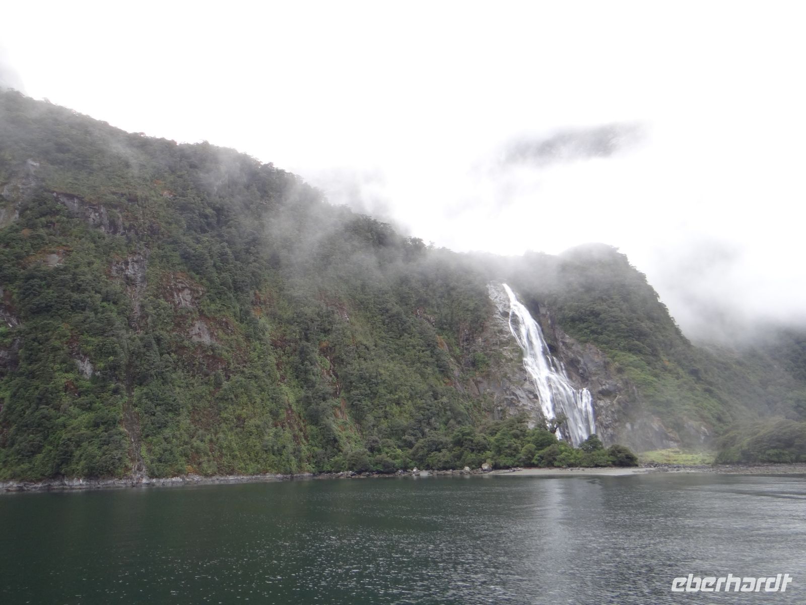 Milford Sound, bei Regen ergießen sich unzählige Wasserfälle ins Meer. &ndash; &copy; Vivian Kreft (Eberhardt TRAVEL)