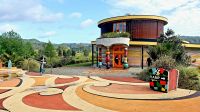 Große Rundreise Neuseeland: Hundertwasser Gebäude in Kawakawa.  &ndash; &copy; Martina Wegener (Eberhardt TRAVEL)