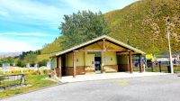 Große Rundreise Neuseeland: Die öffentlichen Toiletten in Kurow sind wie überall m Land hübsche Gebäude und sehr gepflegt.  &ndash; &copy; Martina Wegener (Eberhardt TRAVEL)