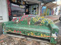 Hundertwasser Bank in Kawakawa  &ndash; &copy; Heike Jack (Eberhardt TRAVEL)