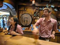 Rob schenkt aus &ndash; &copy; Heike Jack (Eberhardt TRAVEL)