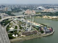 3. Tag: Stadtrundfahrt durch Singapur – Aussicht vom SkyPark Observation Deck auf das Riesenrad „Singapore Flyer“ &ndash; &copy; Andreas Wolfsteller (Eberhardt TRAVEL)