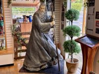 9. Tag: Pauanui bis Rotorua – Gandalf-Statue in Hobbiton &ndash; &copy; Andreas Wolfsteller (Eberhardt TRAVEL)