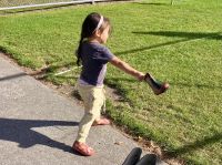 Gummistiefel werfen am Dorffest