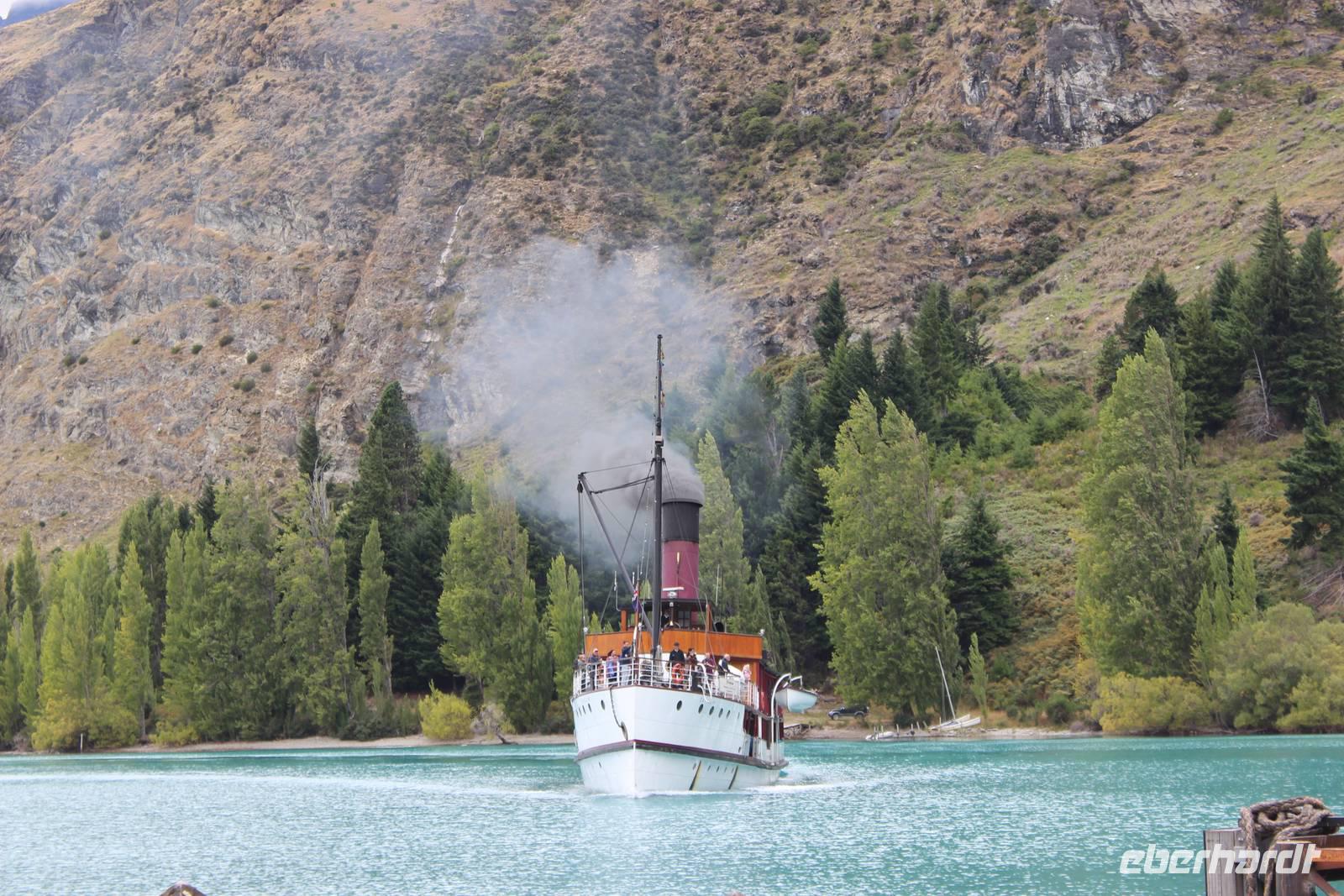 Anlegen der TSS Earnslow  &ndash; &copy; Marianne Schulze (Eberhardt TRAVEL)