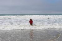 Reiseleiterin Gabi im Wasser der Bucht Uretiti &ndash; &copy; Marianne Schulze (Eberhardt TRAVEL)