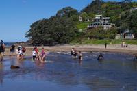 Einige Touristen trauten sich über den See &ndash; &copy; Cindy Streidt (Eberhardt TRAVEL)
