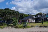 Reiseleiter Hans beobachtete uns aus sicherer Entfernung &ndash; &copy; Cindy Streidt (Eberhardt TRAVEL)