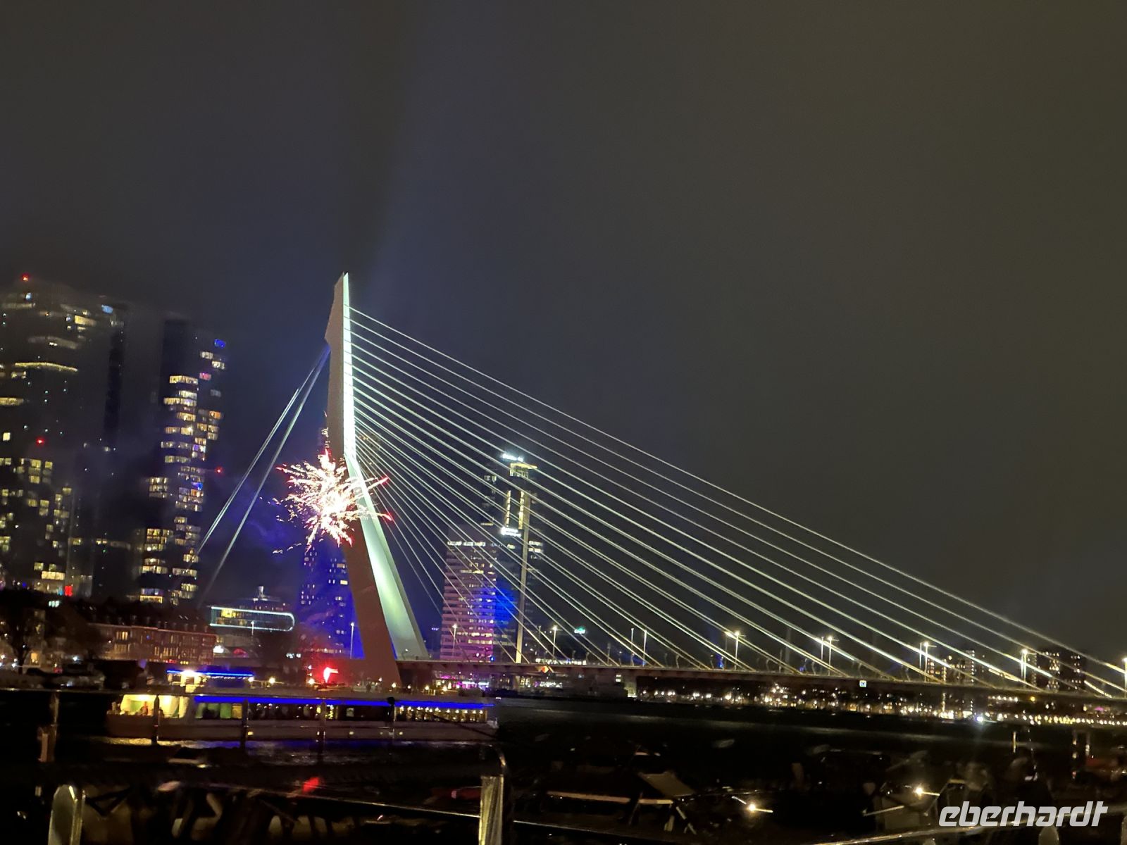 Rotterdam - Erasmusbrücke - Silvesterfeuerwerk &ndash; &copy; Sabine Letzybyll (Eberhardt TRAVEL)