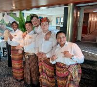 Die Crew begrüßt uns zum indonesischen Buffet &ndash; &copy; Wolfgang Eckert (Eberhardt TRAVEL)