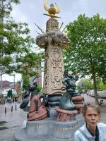 Unser Guide und die Skulptur von Marten Toonderplein &ndash; &copy; Wolfgang Eckert (Eberhardt TRAVEL)