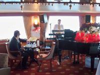 Unser Bordmusiker Oliver &ndash; &copy; Irene Schneider (Eberhardt TRAVEL)