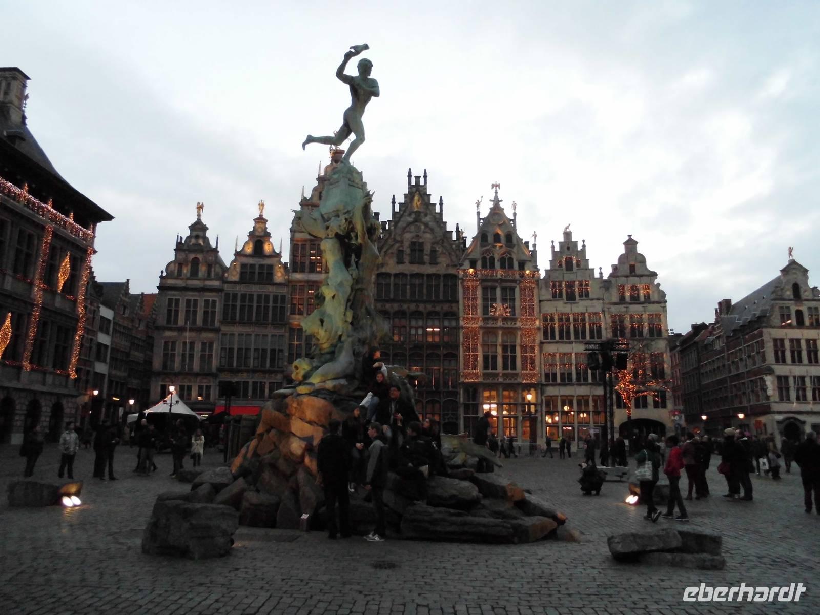 Brunnen mit Brabofigur &ndash; &copy; Eva-Maria Strauß-Eberhardt (Eberhardt TRAVEL)